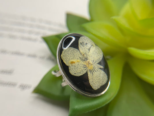Bague fleur pensée ovale – acier inoxydable (ajustable)