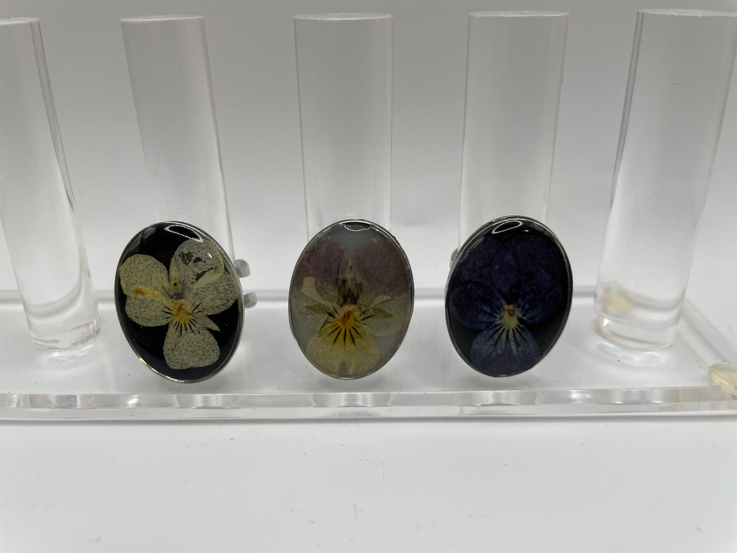 Bague fleur pensée ovale – acier inoxydable (ajustable)