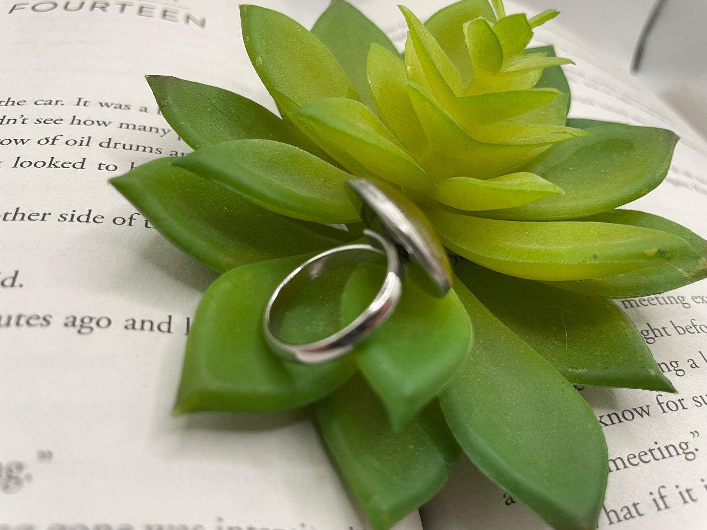 Bague cabochon florale tropicale – acier inoxydable (ajustable)