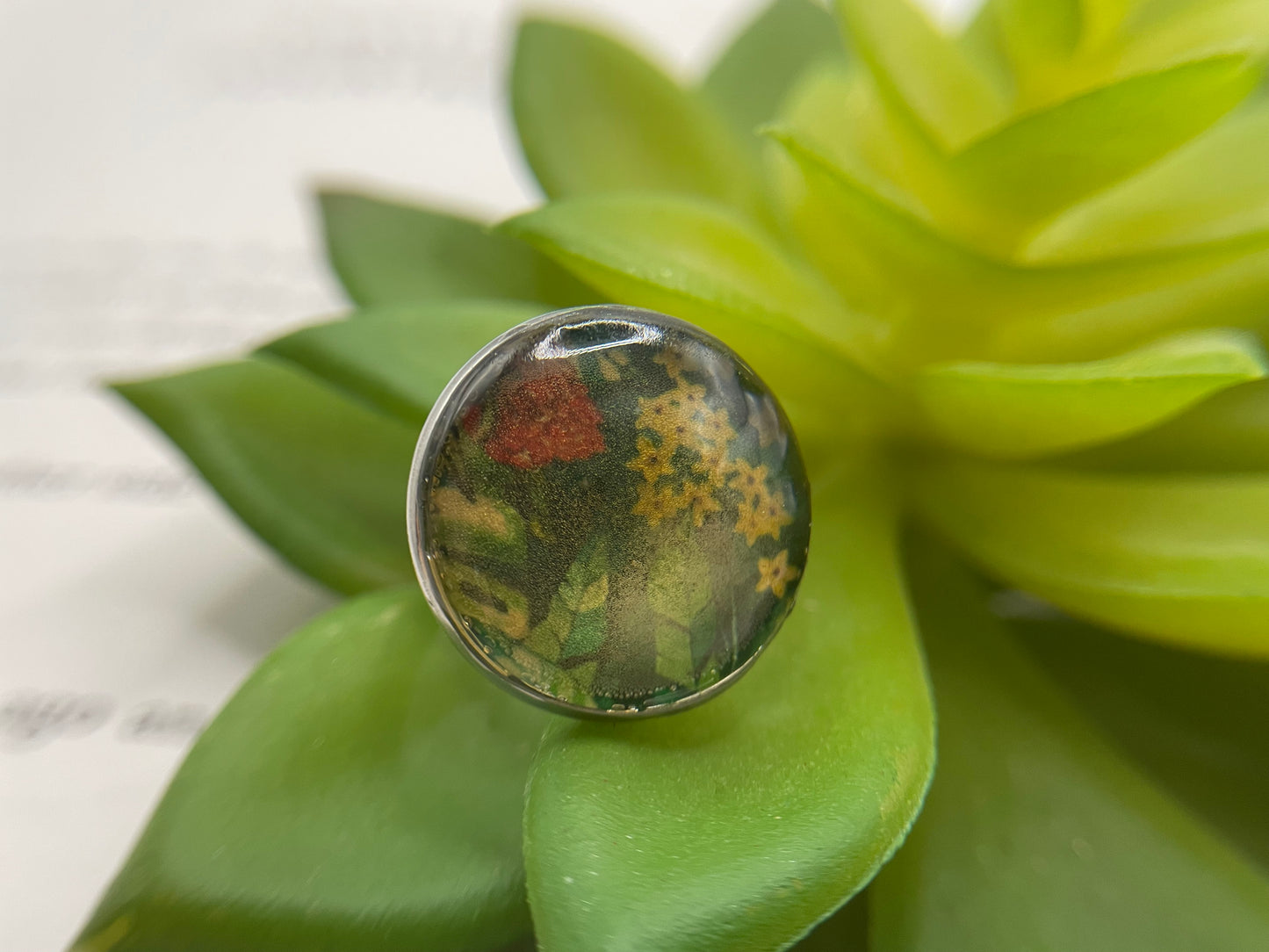 Bague cabochon florale tropicale – acier inoxydable (ajustable)