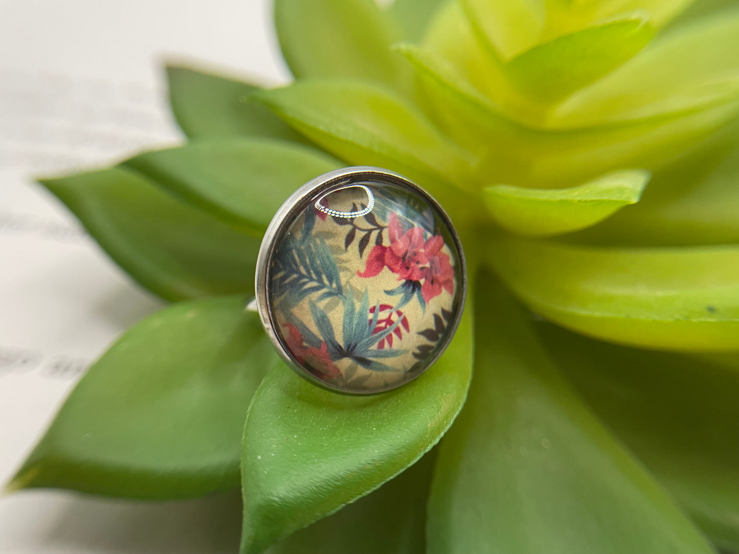 Bague cabochon florale tropicale – acier inoxydable (ajustable)