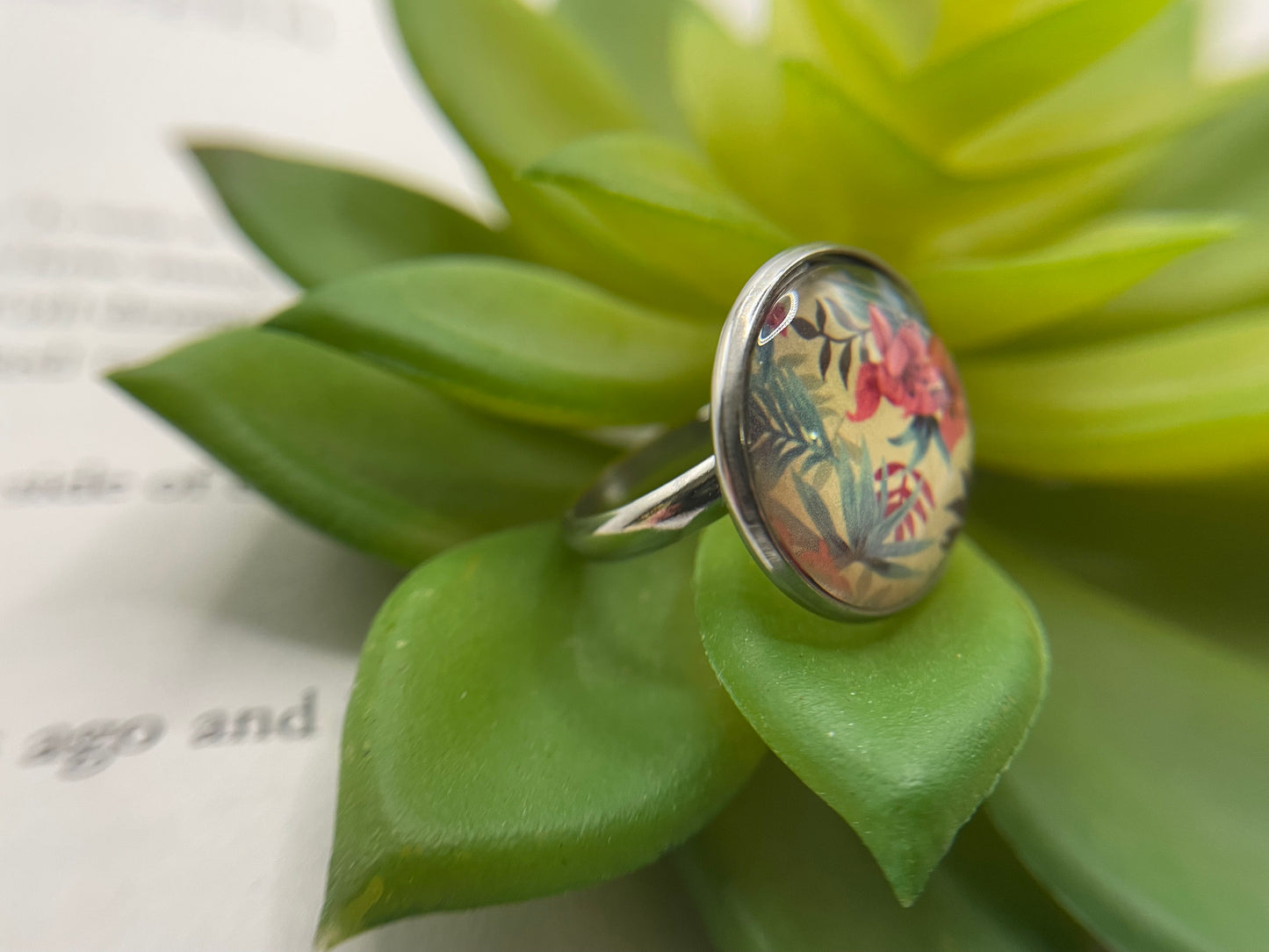 Bague cabochon florale tropicale – acier inoxydable (ajustable)