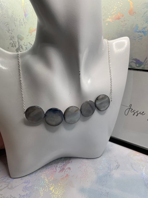 Collier rond coquillage bleu 2 cm 22'' - Sans nickel