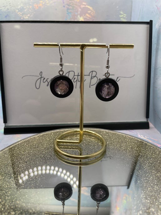 Boucles d'oreilles pendantes en fausses pierres précieuses marron sur bois noir