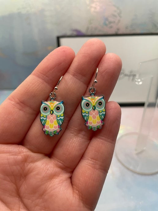 Boucles d'oreilles pendantes en émail motif hibou (4 options de couleurs)
