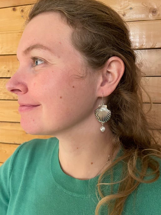 Boucles d'oreilles coquillage argenté avec perle