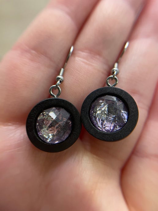 Boucles d'oreilles pendantes en fausses pierres précieuses marron sur bois noir