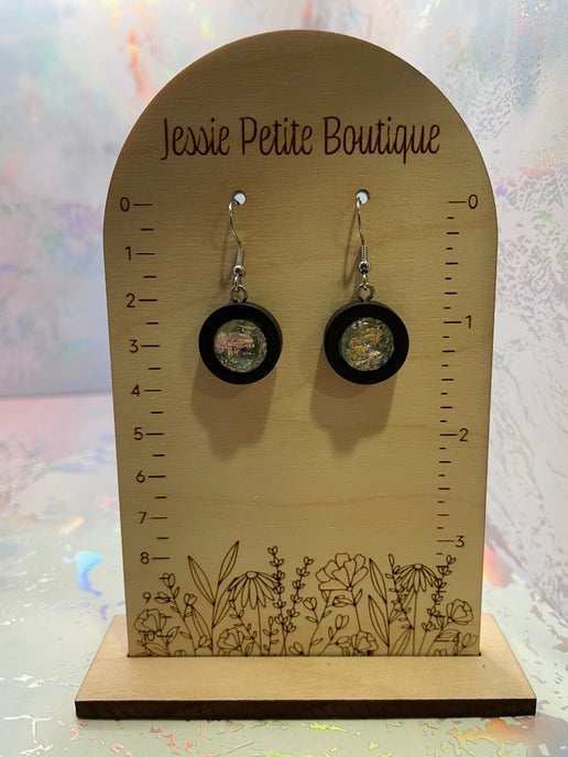 Boucles d'oreilles pendantes en fausses pierres précieuses marron sur bois noir