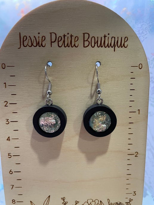 Boucles d'oreilles pendantes en fausses pierres précieuses marron sur bois noir
