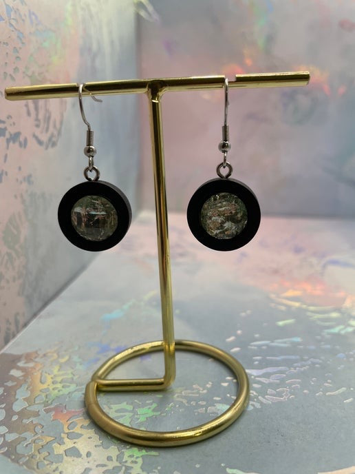 Boucles d'oreilles pendantes en fausses pierres précieuses marron sur bois noir