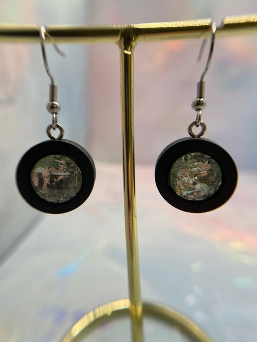 Boucles d'oreilles pendantes en fausses pierres précieuses marron sur bois noir