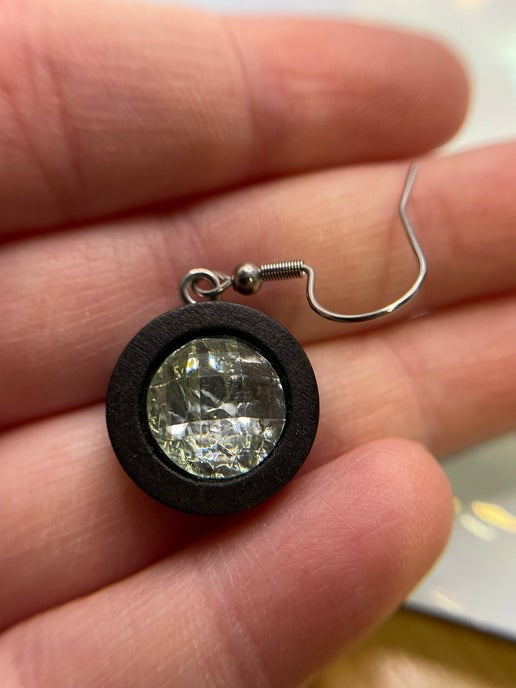 Boucles d'oreilles pendantes en fausses pierres précieuses marron sur bois noir