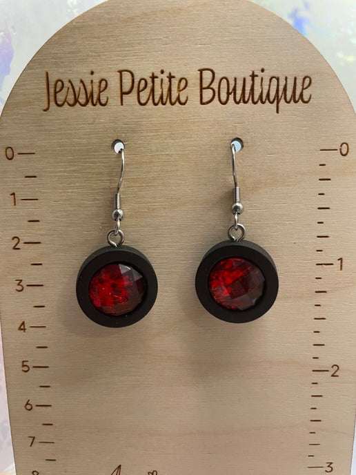 Boucles d'oreilles pendantes en fausses pierres précieuses marron sur bois noir