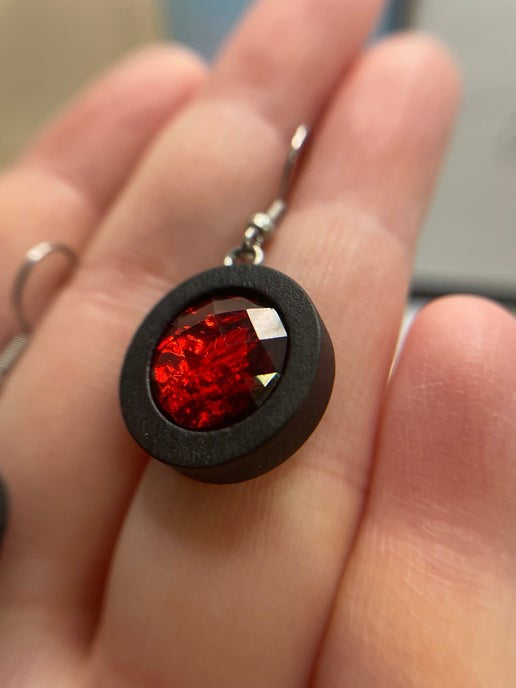 Boucles d'oreilles pendantes en fausses pierres précieuses marron sur bois noir