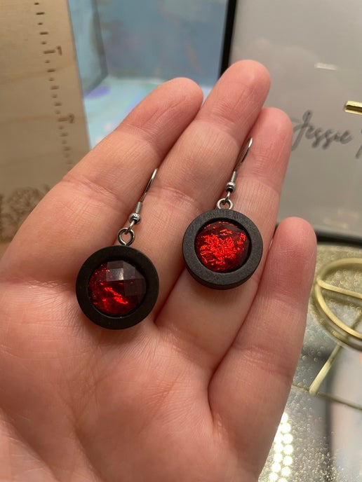 Boucles d'oreilles pendantes en fausses pierres précieuses marron sur bois noir