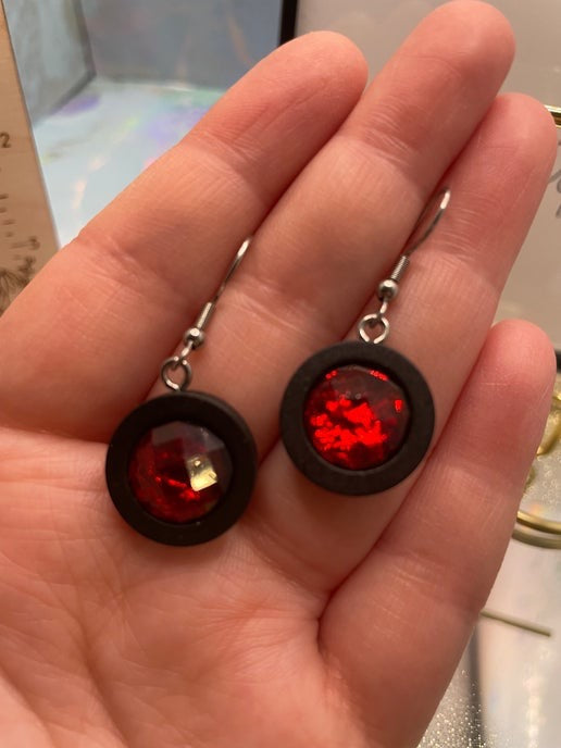 Boucles d'oreilles pendantes en fausses pierres précieuses marron sur bois noir