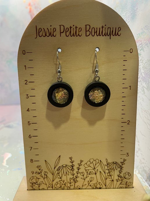 Boucles d'oreilles pendantes en fausses pierres précieuses marron sur bois noir