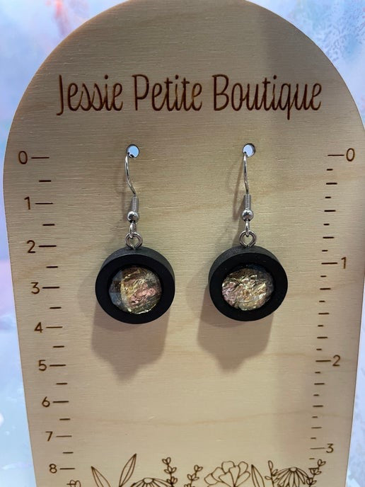 Boucles d'oreilles pendantes en fausses pierres précieuses marron sur bois noir