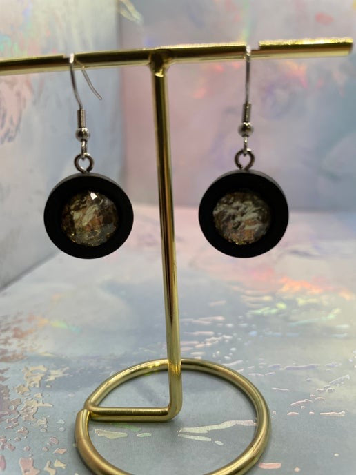 Boucles d'oreilles pendantes en fausses pierres précieuses marron sur bois noir