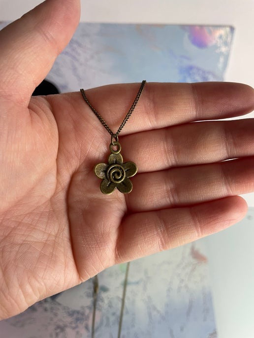 Collier chaîne en bronze avec breloque en forme de fleur en bronze, 20 pouces