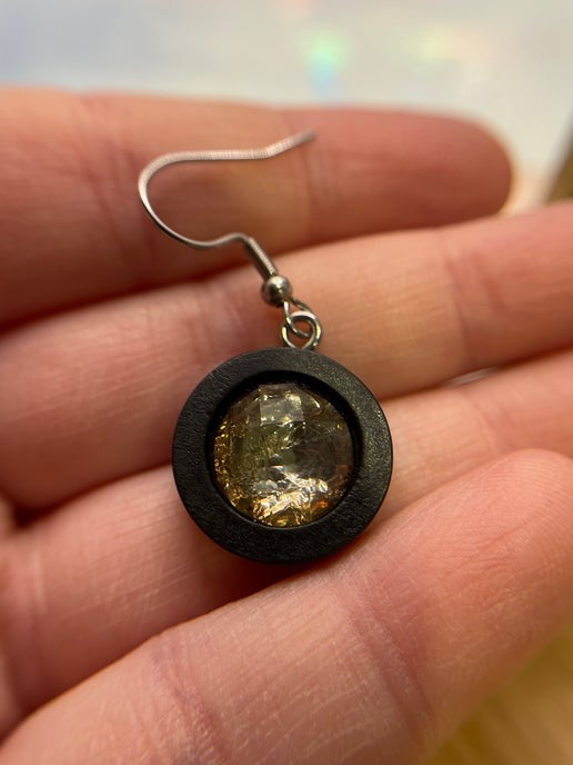 Boucles d'oreilles pendantes en fausses pierres précieuses marron sur bois noir