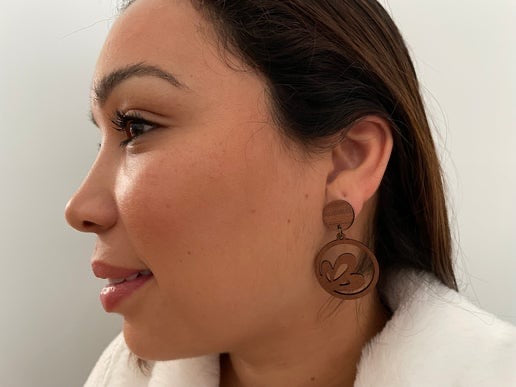 Boucles d'oreilles en bois avec fleur dans cercle