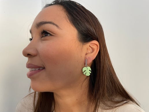 Boucles d'oreilles Monstera vertes avec barre argentée – Acier inoxydable
