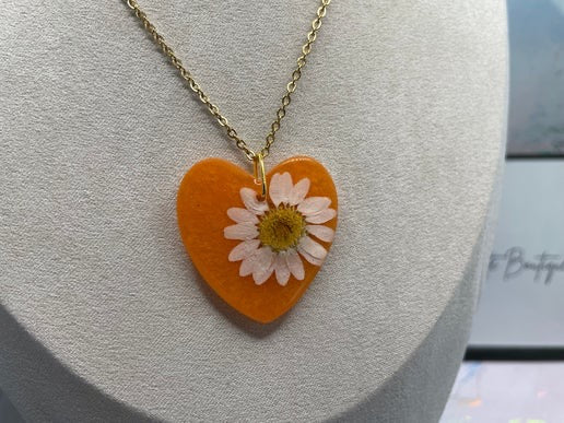 Marguerite blanche sur cœur 25'' - Sans nickel + acier inoxydable