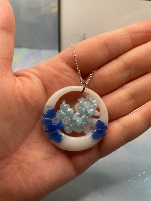Collier Fleur Bleue et Papillon - 23'' SANS NICKEL