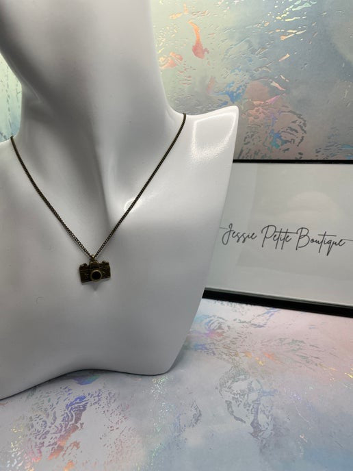 Collier à breloques en bronze avec appareil photo – 53 cm