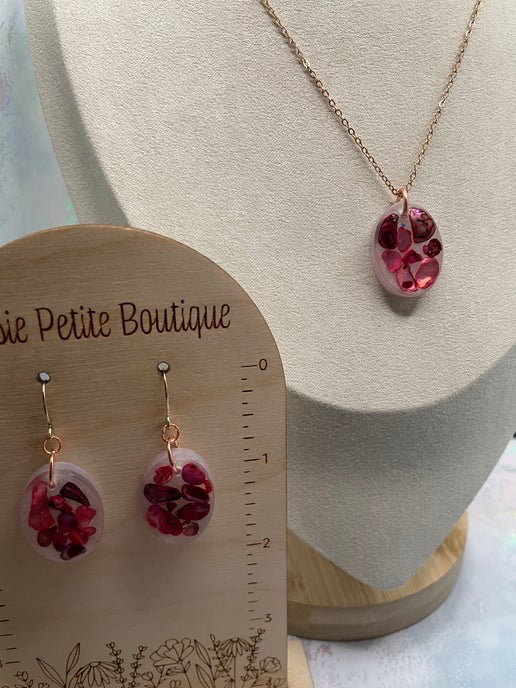 Pink Seashell Oval Necklace & Earrings Set – Gold Tone Stainless Steel