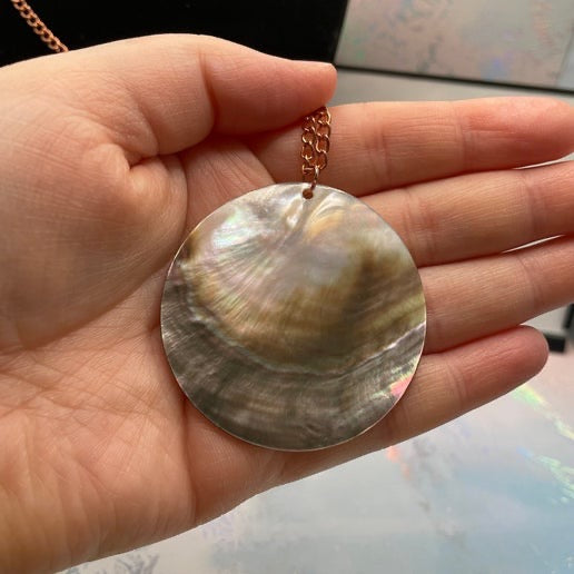 5 cm Round Natural Dark Shell Necklace -27'' Rose Gold Chain
