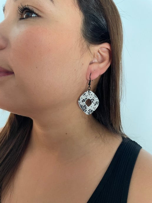 Boucles d'oreilles à fleurs noires sur argile blanche