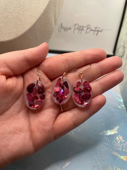 Pink Seashell Oval Necklace & Earrings Set – Gold Tone Stainless Steel
