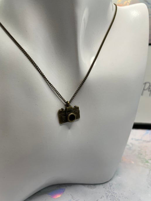 Collier à breloques en bronze avec appareil photo – 53 cm
