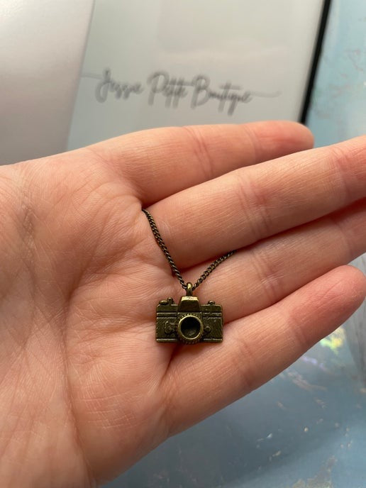 Collier à breloques en bronze avec appareil photo – 53 cm