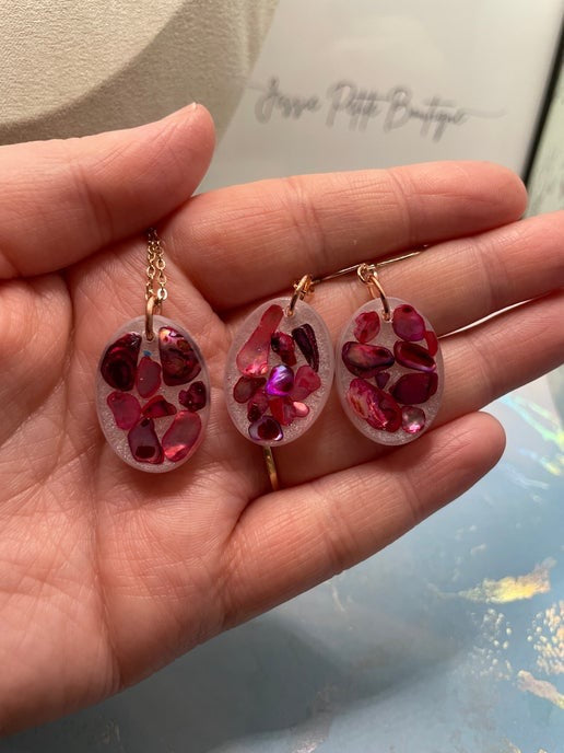 Pink Seashell Oval Necklace & Earrings Set – Gold Tone Stainless Steel