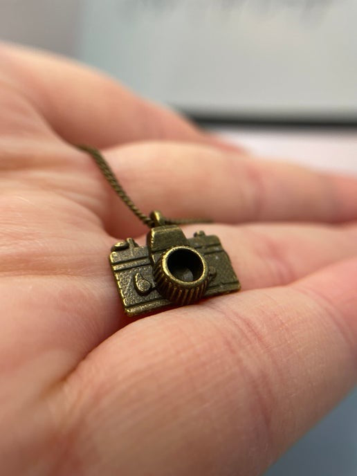 Collier à breloques en bronze avec appareil photo – 53 cm
