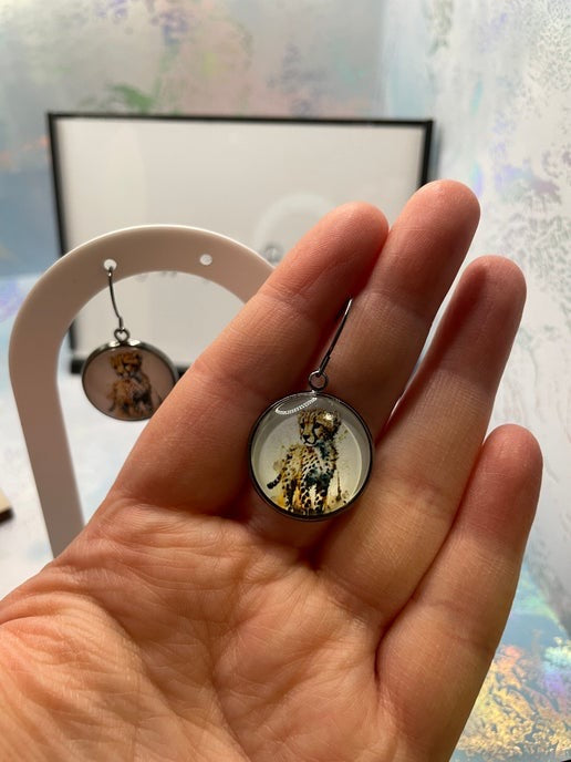 Boucles d'oreilles guépard sur cabochon noir métallique