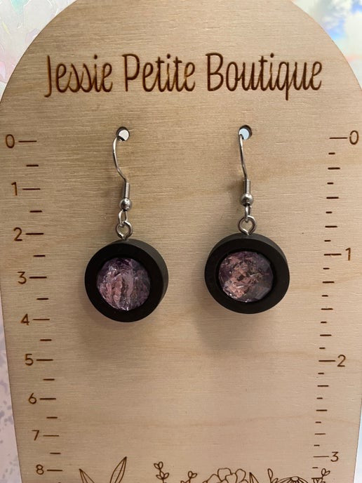 Boucles d'oreilles pendantes en fausses pierres précieuses marron sur bois noir