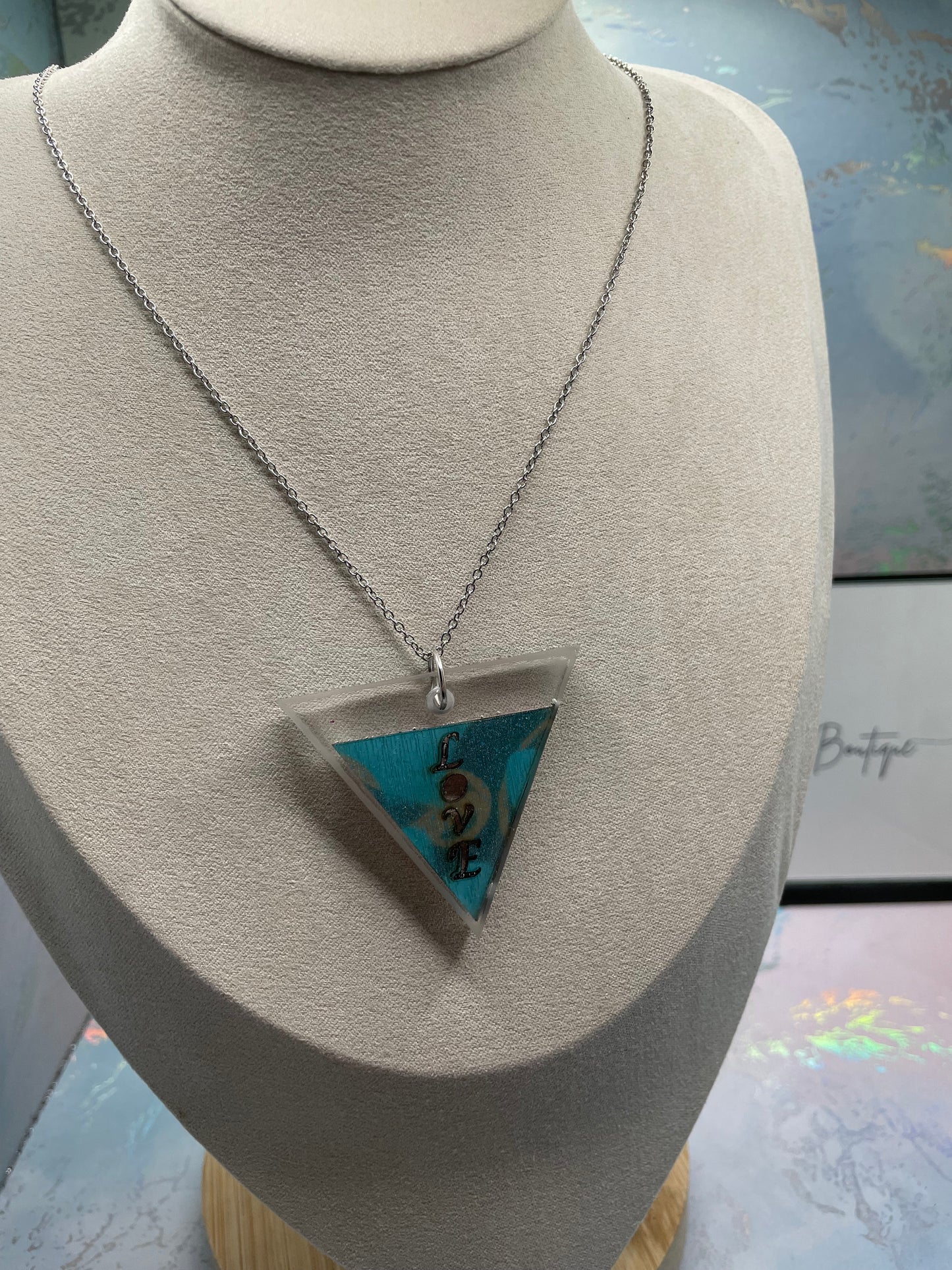 Collier triangle scintillant « LOVE » - 27" Sans nickel