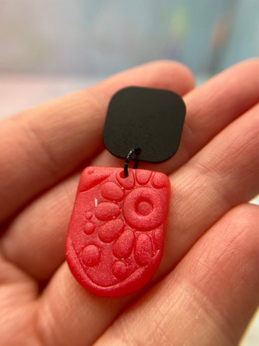 Inca: +black acrylic stud-NICKEL FREE