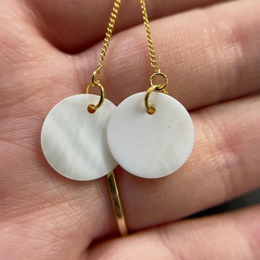 Boucles d'oreilles coquillage blanc sur chaine or - Sans nickel