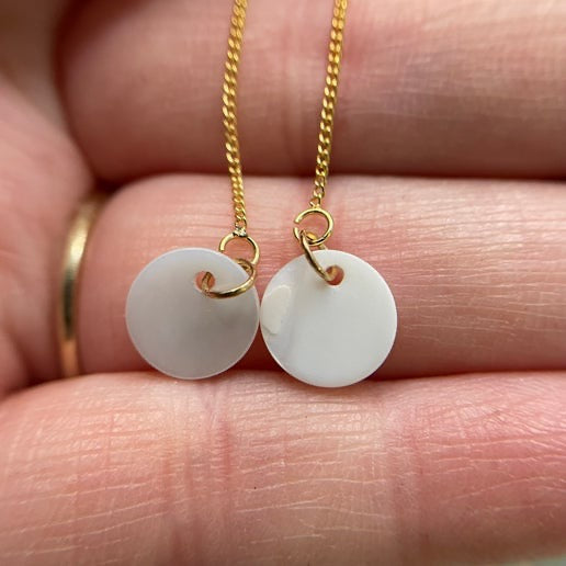 Boucles d'oreilles coquillage blanc sur chaine or - Sans nickel