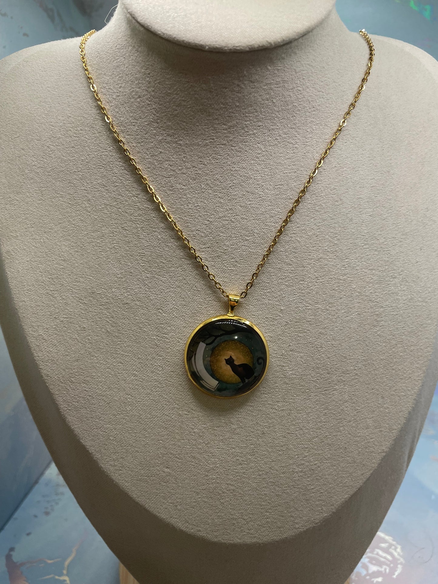 Collier Chat Scène Mystique (Fini Doré) 