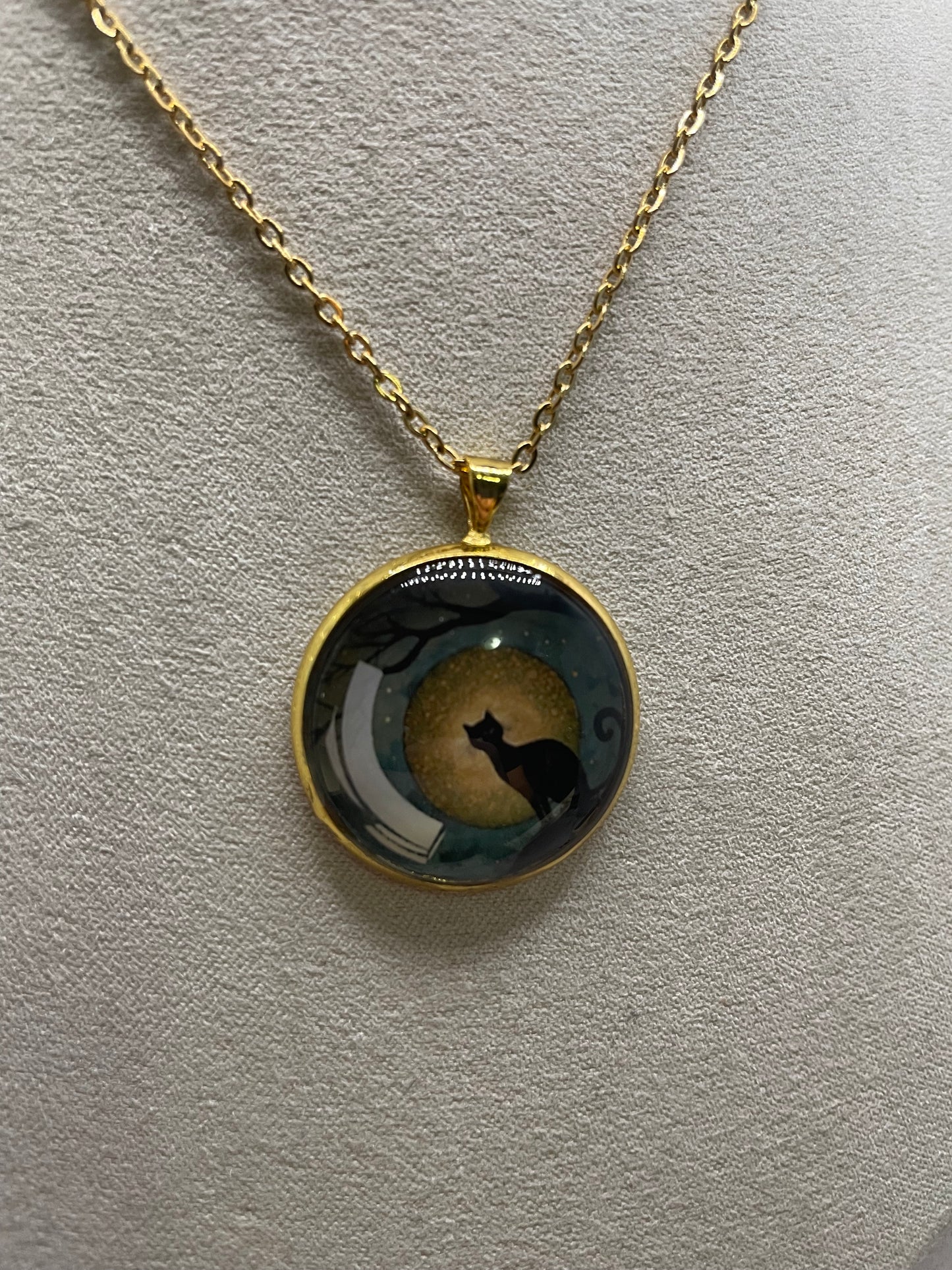 Collier Chat Scène Mystique (Fini Doré) 