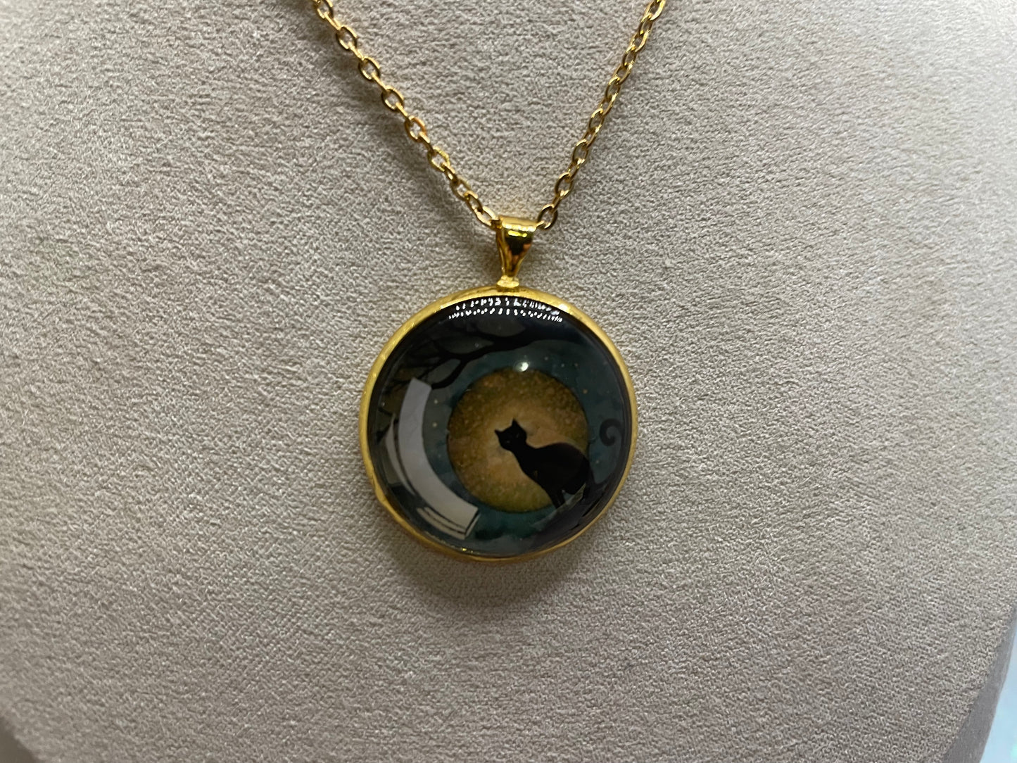 Collier Chat Scène Mystique (Fini Doré) 