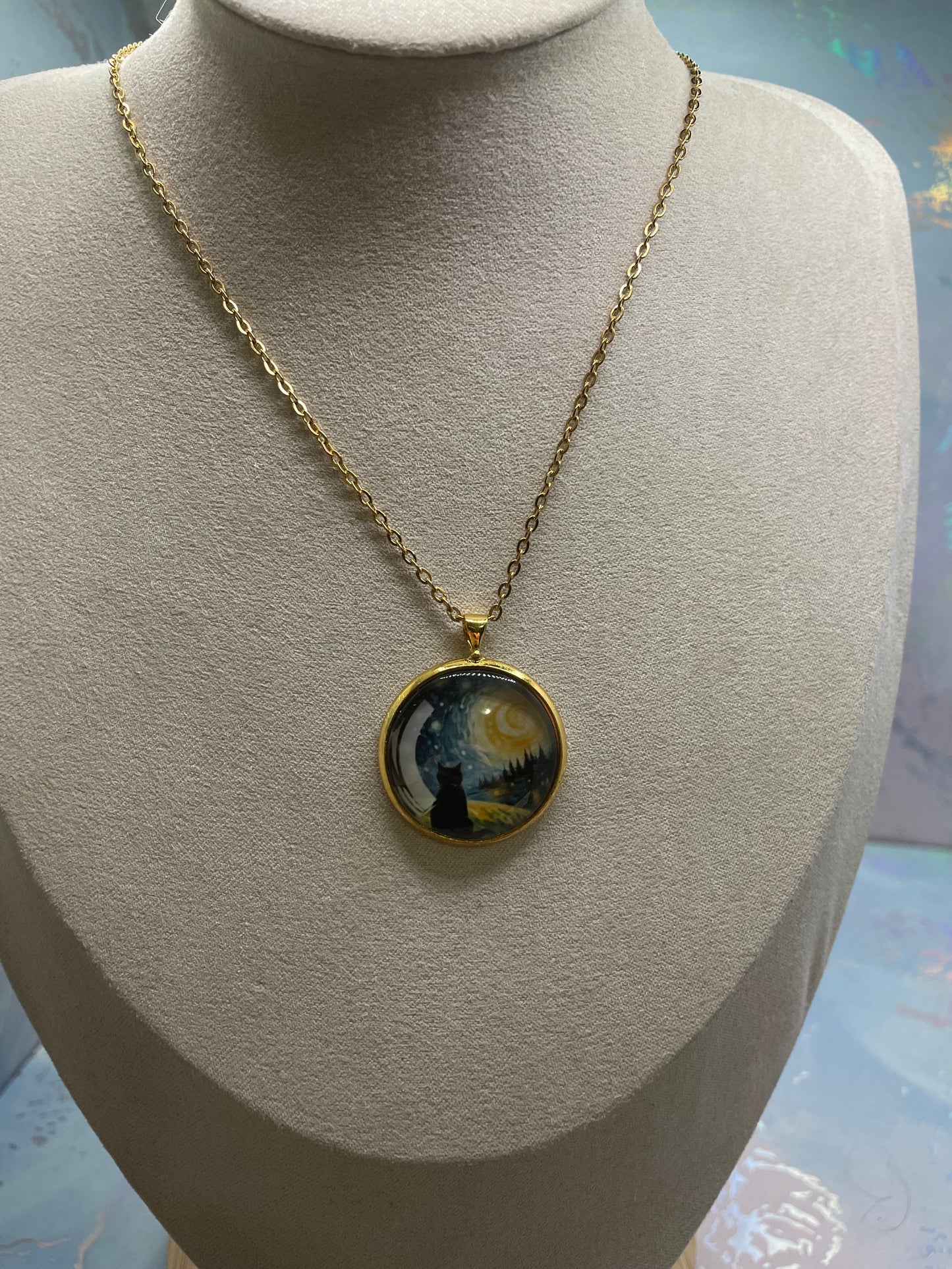 Collier Chat Scène Mystique (Fini Doré) 