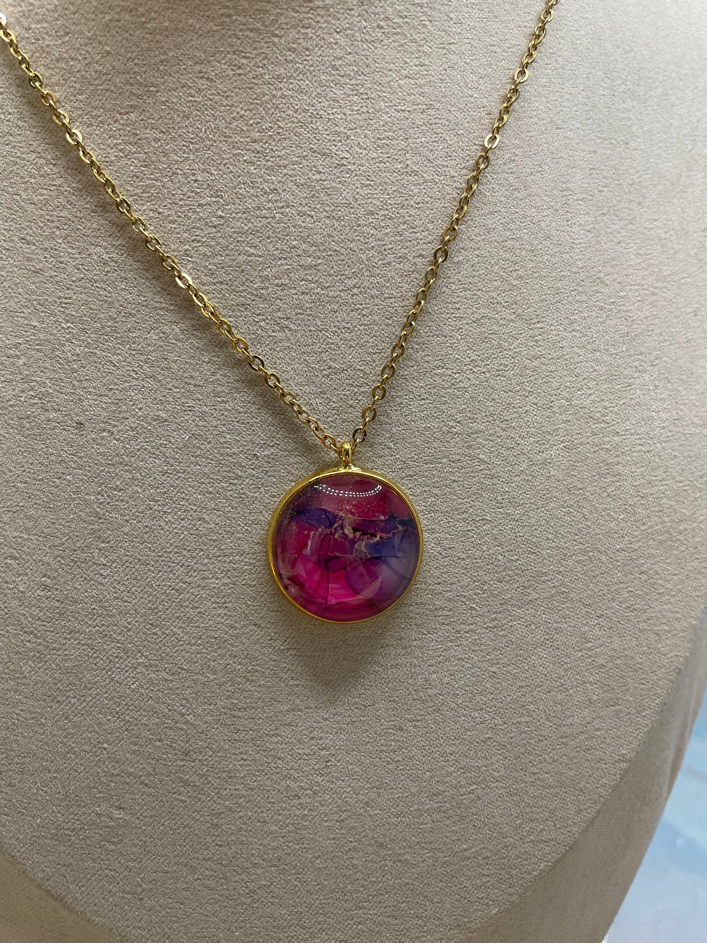 Collier cabochon marbré rose (finition dorée)Acier Inoxydable+Sans Nickel