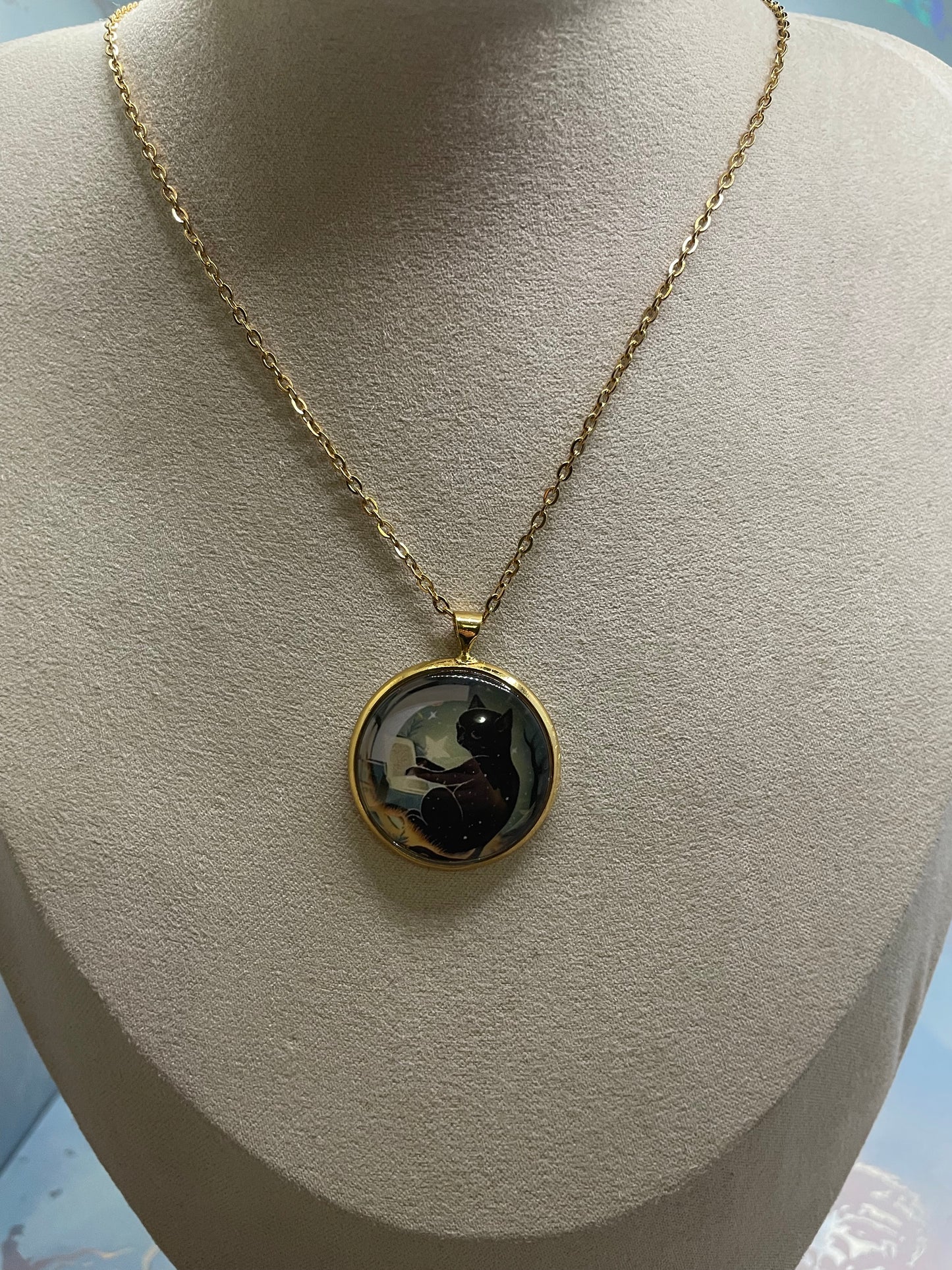 Collier Chat Scène Mystique (Fini Doré) 